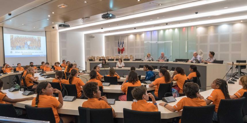 Les 74 CMJ réunis dans la salle du conseil municipal de Nouméa