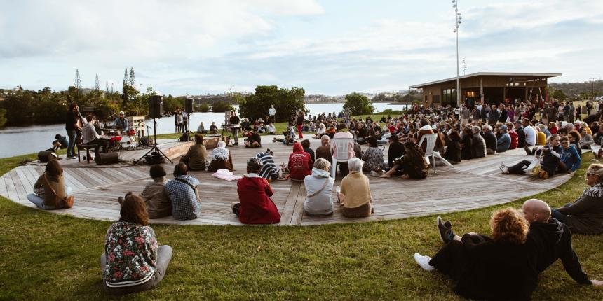 Le deck au bord de l’eau permet d’accueillir concerts et groupes de danse