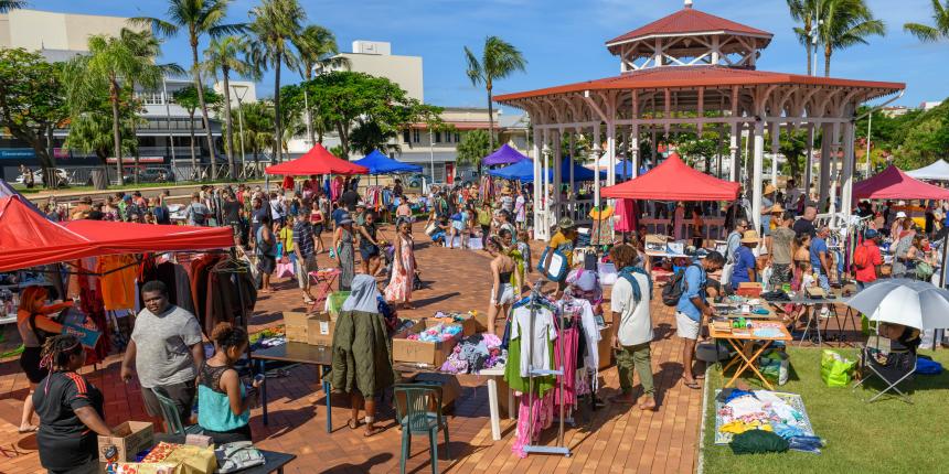 Vide Grenier Place des cocotiers