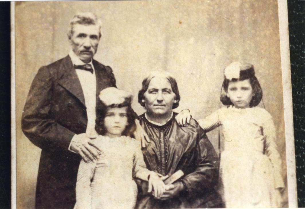 Jean & Jeanne Taragnat & leurs 2 filles_0.jpg