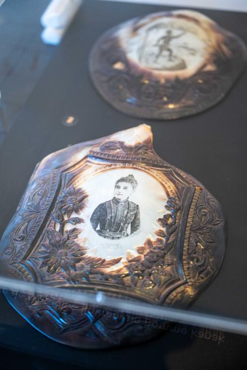 Expo Graveurs sur nacre_vitrines-13