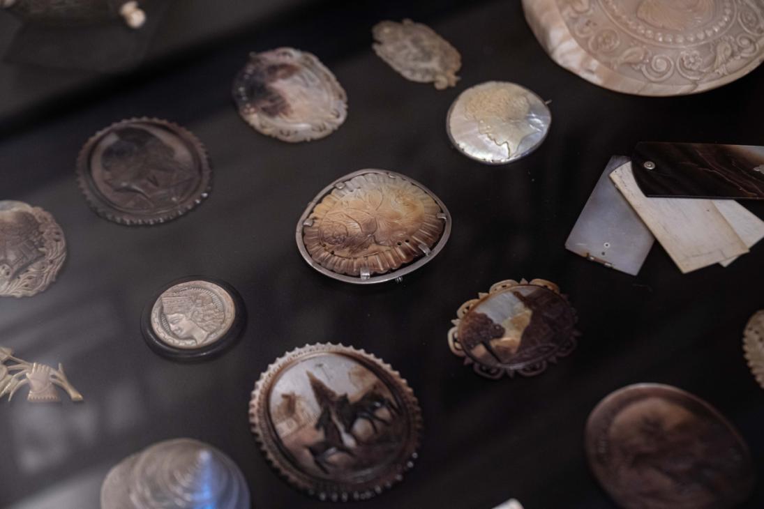 Expo Graveurs sur nacre_vitrines-5