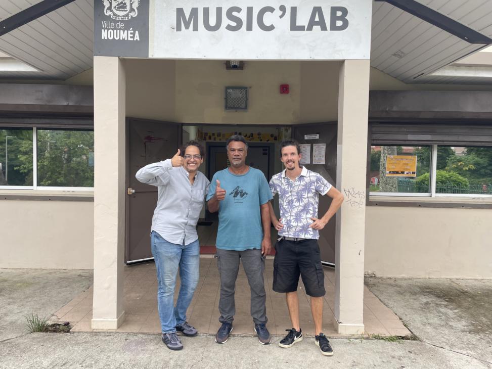 de gauche à droite, Dalila Trabelsi, Michel Kaqea, coordinateur au service gestion des moyens techniques et Florentin Desplantes, intervenant percussions du Conservatoire des arts.