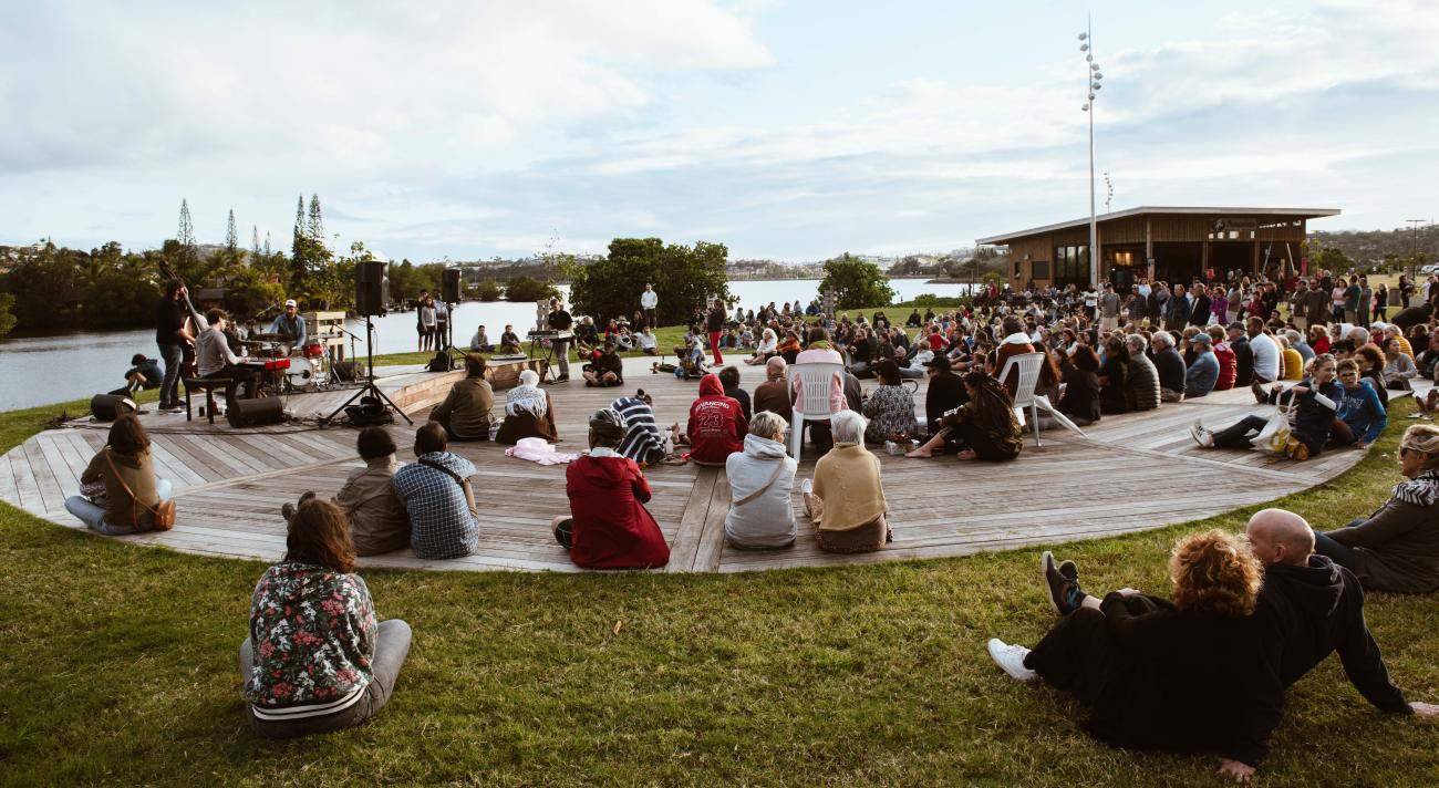 Le deck au bord de l’eau permet d’accueillir concerts et groupes de danse