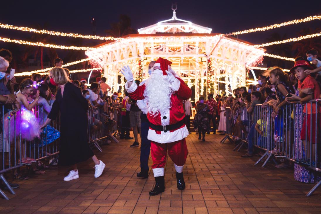 Arrivée du père Noël Place des cocotiers