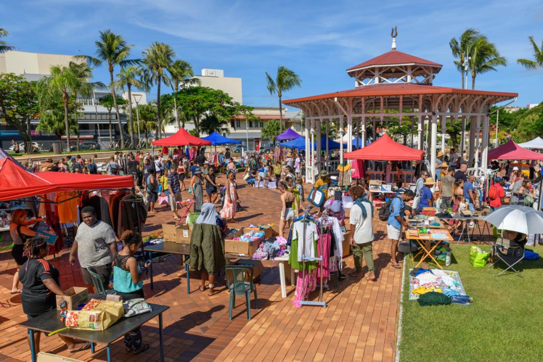 Vide Grenier Place des cocotiers