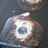 Expo Graveurs sur nacre_vitrines-13